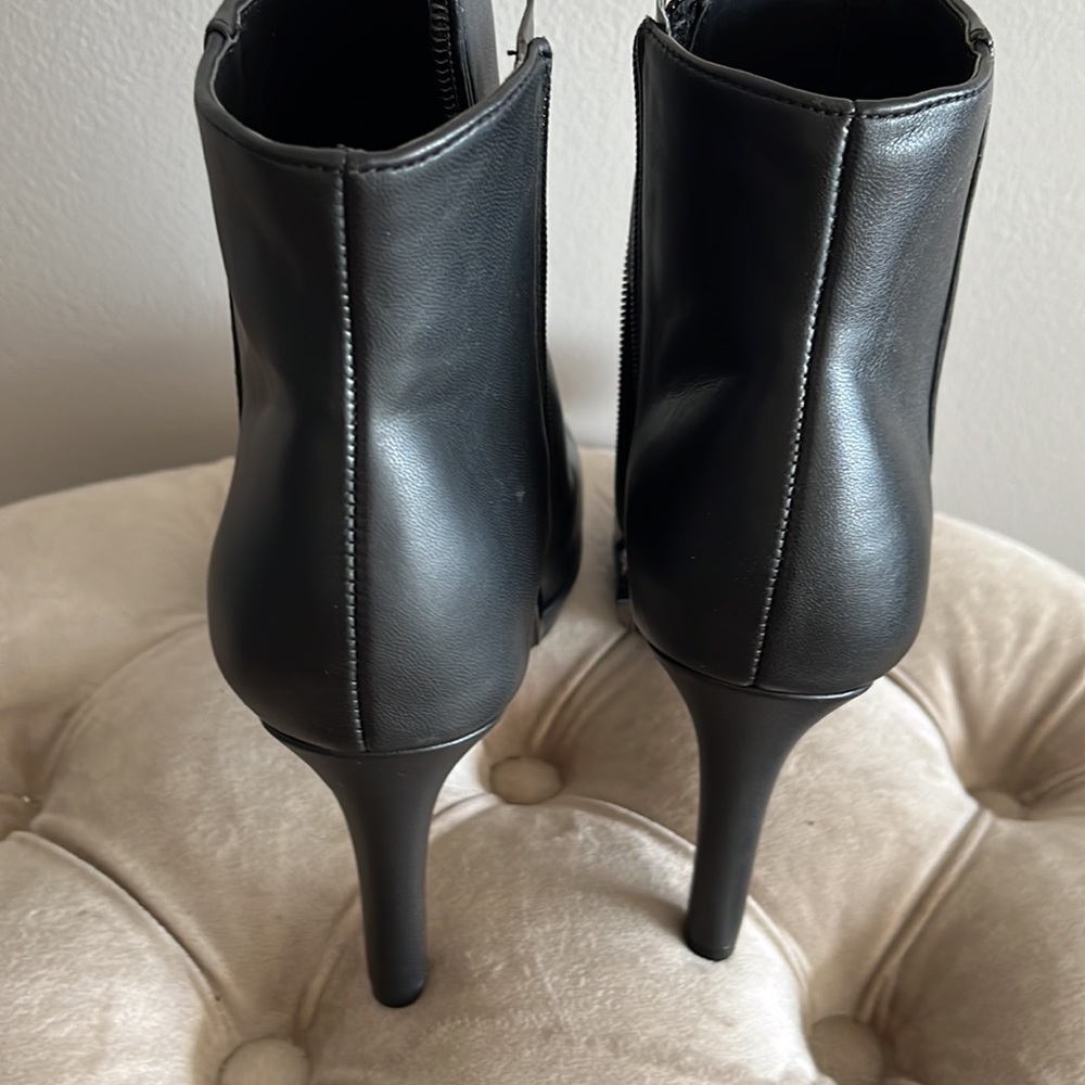 New never worn Nine West black ankle boot heels 7.5..